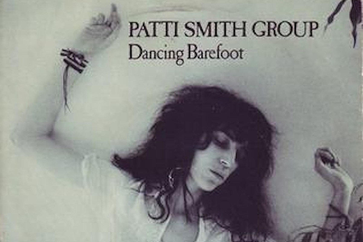 Por qué Patti Smith fotografió a Jim Morrison cantando ‘Dancing Barefoot’